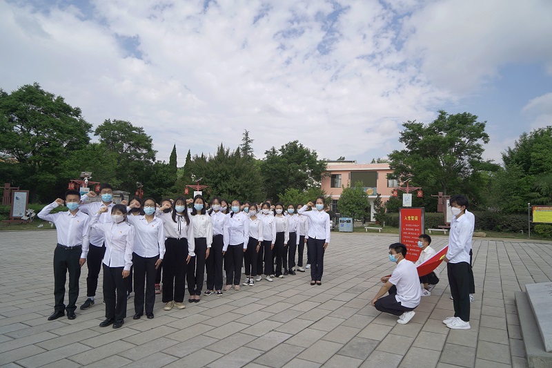 图片4：学生党员在“红军长征过曲靖纪念园”进行宣誓.jpg